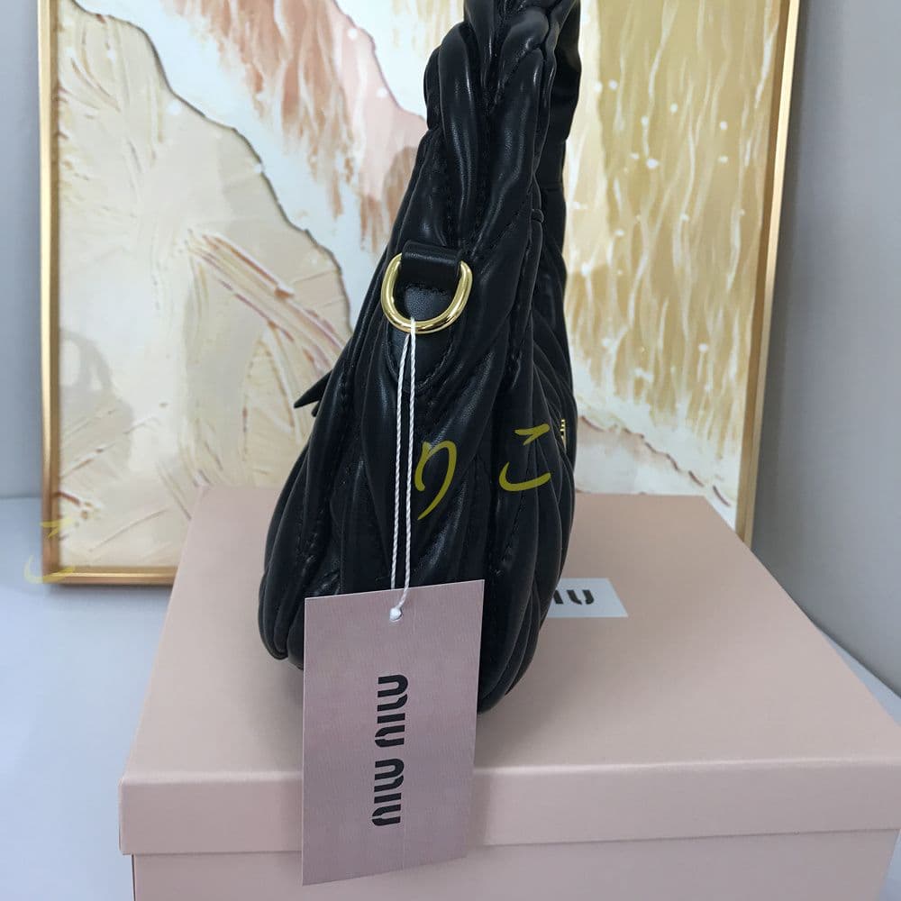 【人気 】ミュウミュウショルダーバッグ レザー