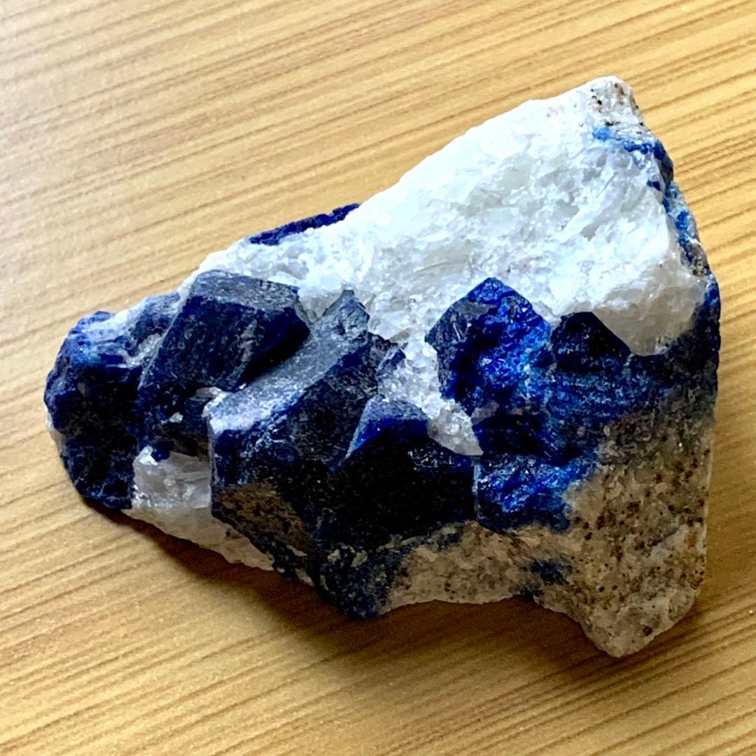 トップブルーソーダライト(アウイン？)母岩上の結晶2