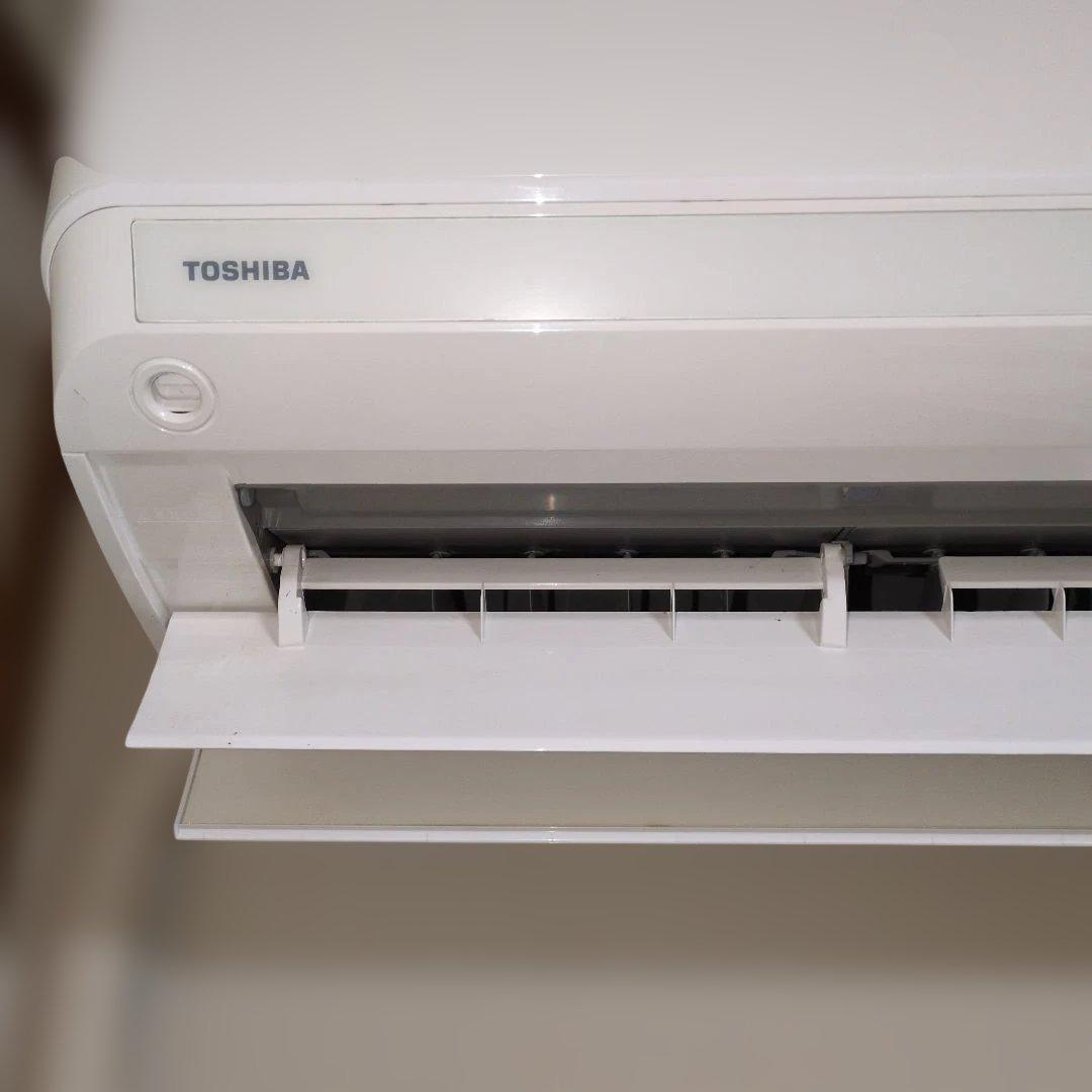 TOSHIBA 壁掛けエアコン 本体 ホワイト 東芝25型お掃除機能付。リモコン
