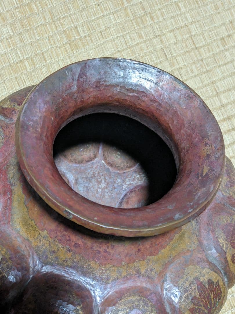 ♦銅器鎚起目 阿古陀形 草花文様 三足 壺 花器 花活け 置物 ペルシャ 骨董品