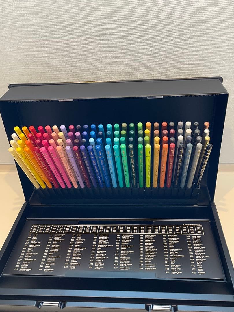 三菱色鉛筆　ユニカラー100色セット　(塗り絵ブックのおまけ付き)