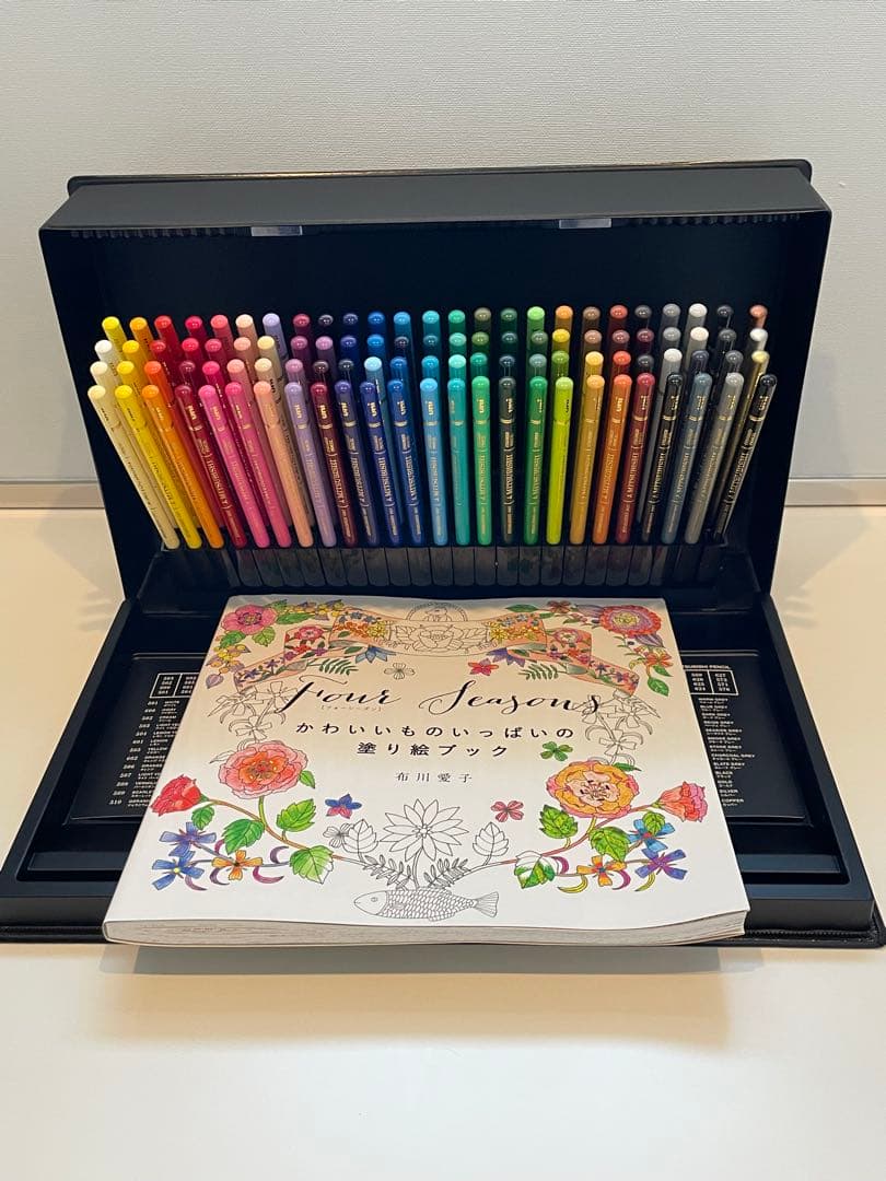 三菱色鉛筆　ユニカラー100色セット　(塗り絵ブックのおまけ付き)