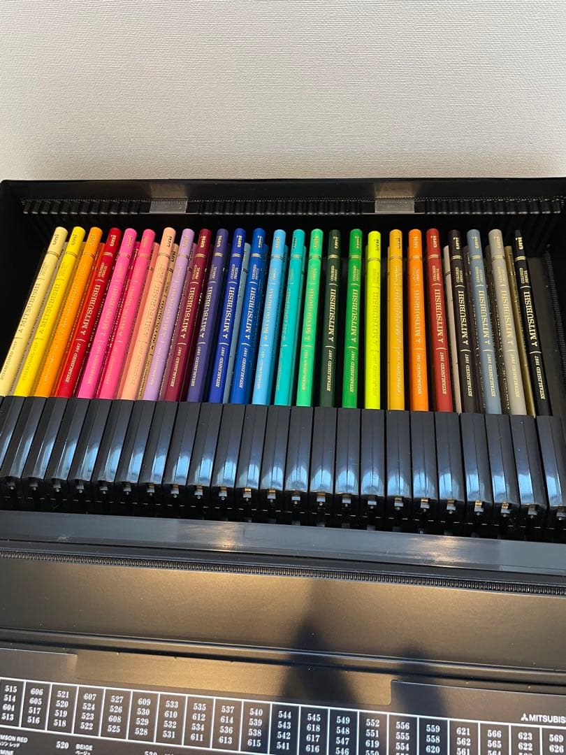 三菱色鉛筆　ユニカラー100色セット　(塗り絵ブックのおまけ付き)