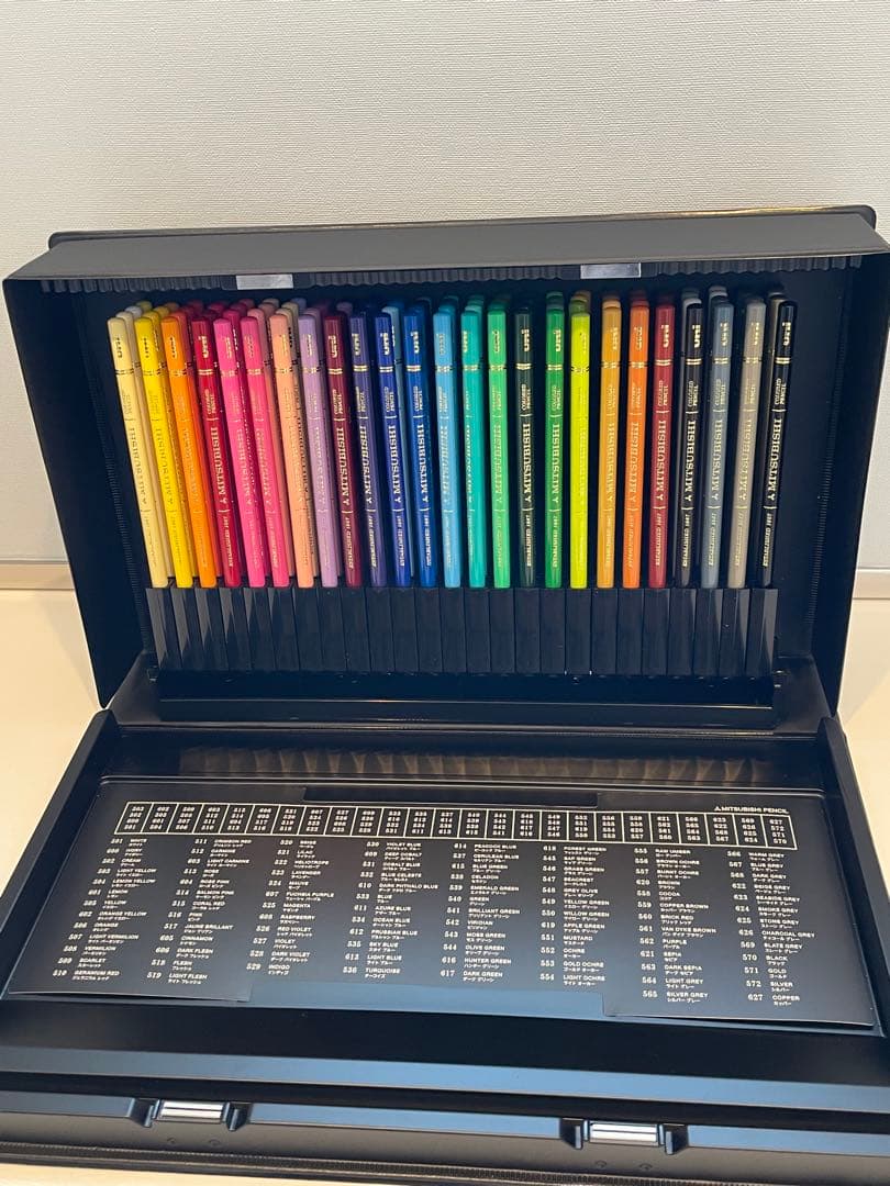三菱色鉛筆　ユニカラー100色セット　(塗り絵ブックのおまけ付き)