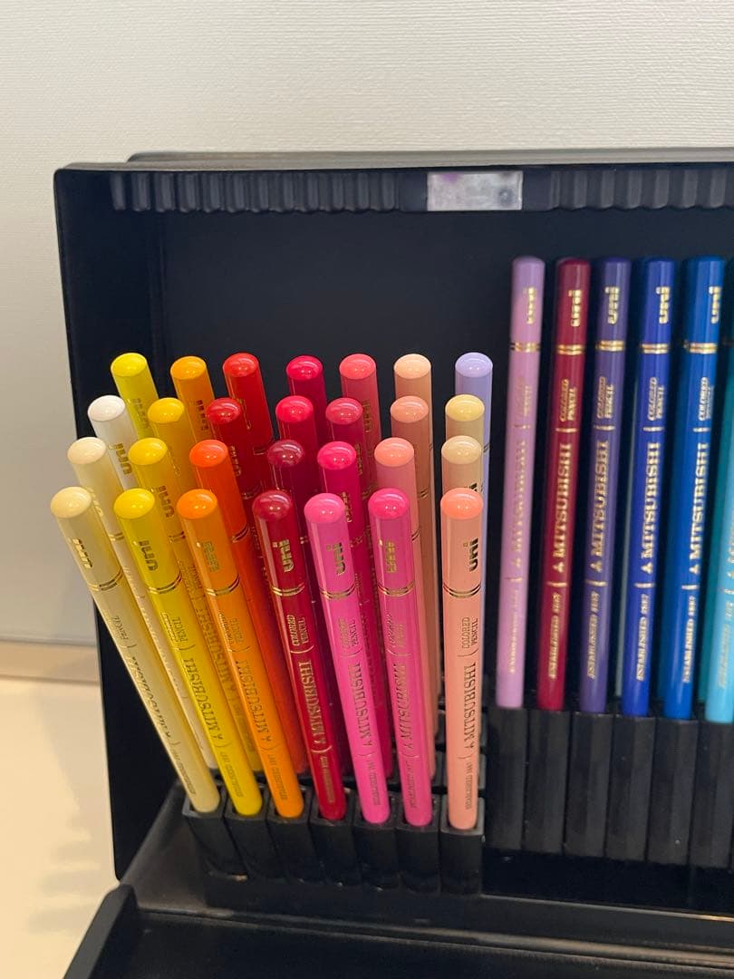 三菱色鉛筆　ユニカラー100色セット　(塗り絵ブックのおまけ付き)