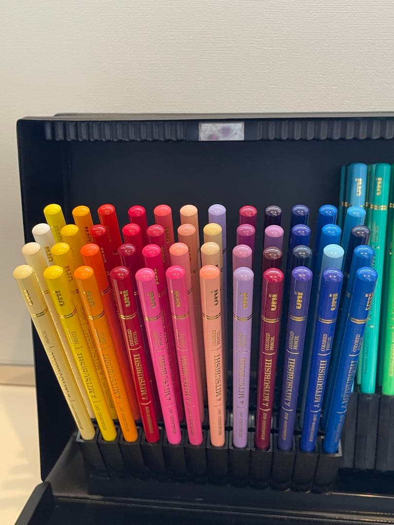 三菱色鉛筆　ユニカラー100色セット　(塗り絵ブックのおまけ付き)