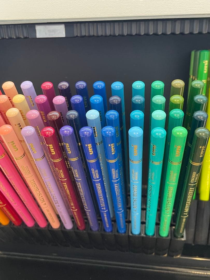 三菱色鉛筆　ユニカラー100色セット　(塗り絵ブックのおまけ付き)