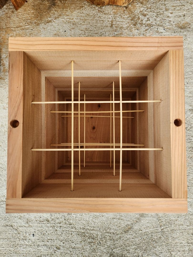 熟練大工作製、柾目板使用で重箱の節抜けの心配なし、日本蜜蜂３段重箱式巣箱