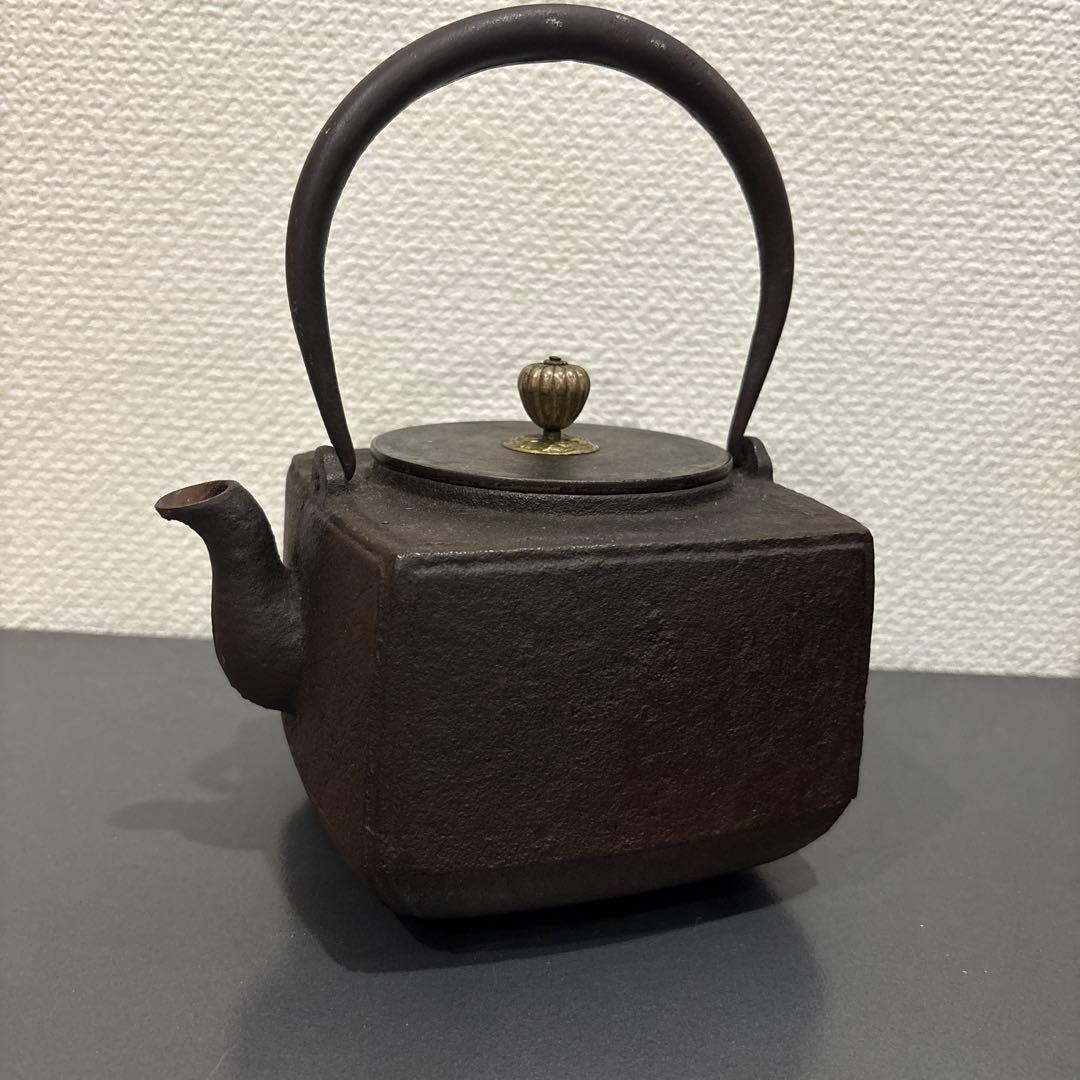 龍文堂造　四角形の鉄製鉄瓶