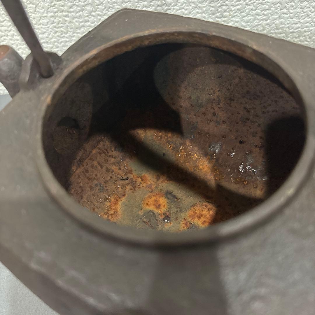 龍文堂造　四角形の鉄製鉄瓶