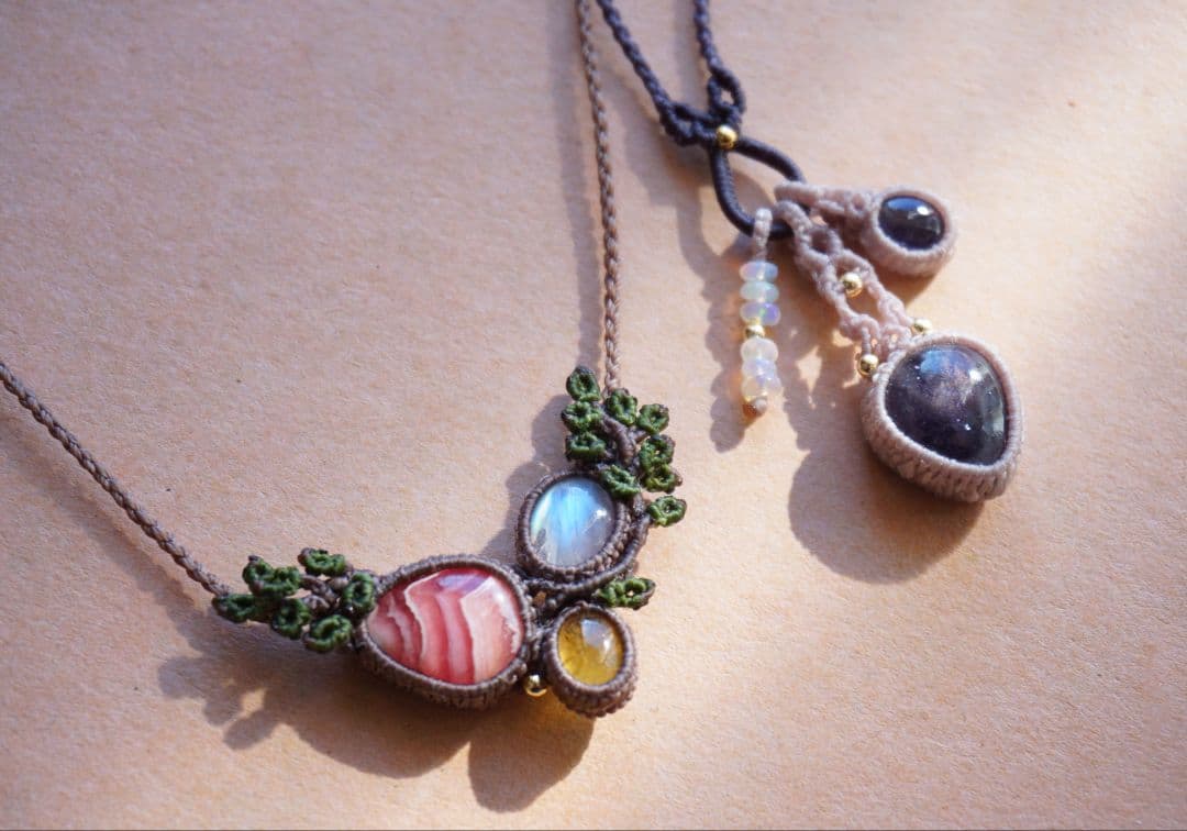 《森の妖精のネックレス》インカローズ　レインボームーンストーンマクラメネックレス