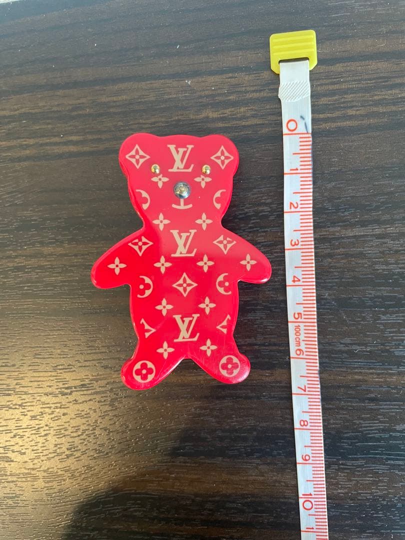 LVモノグラム クマ型ブローチ 赤