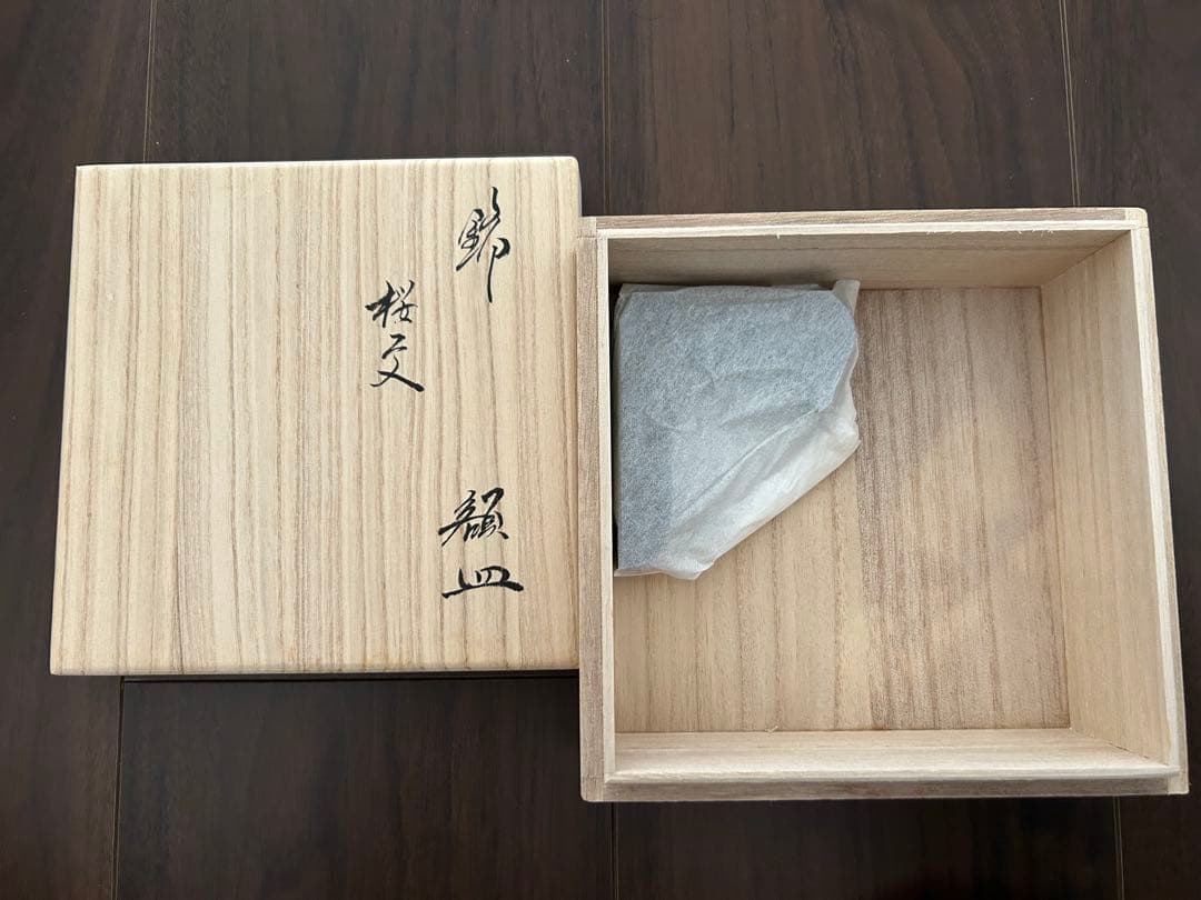 柿右衛門窯　有田焼　桜文　4寸　額皿　共箱　栞　皿立て　新品　送料込み　匿名配送