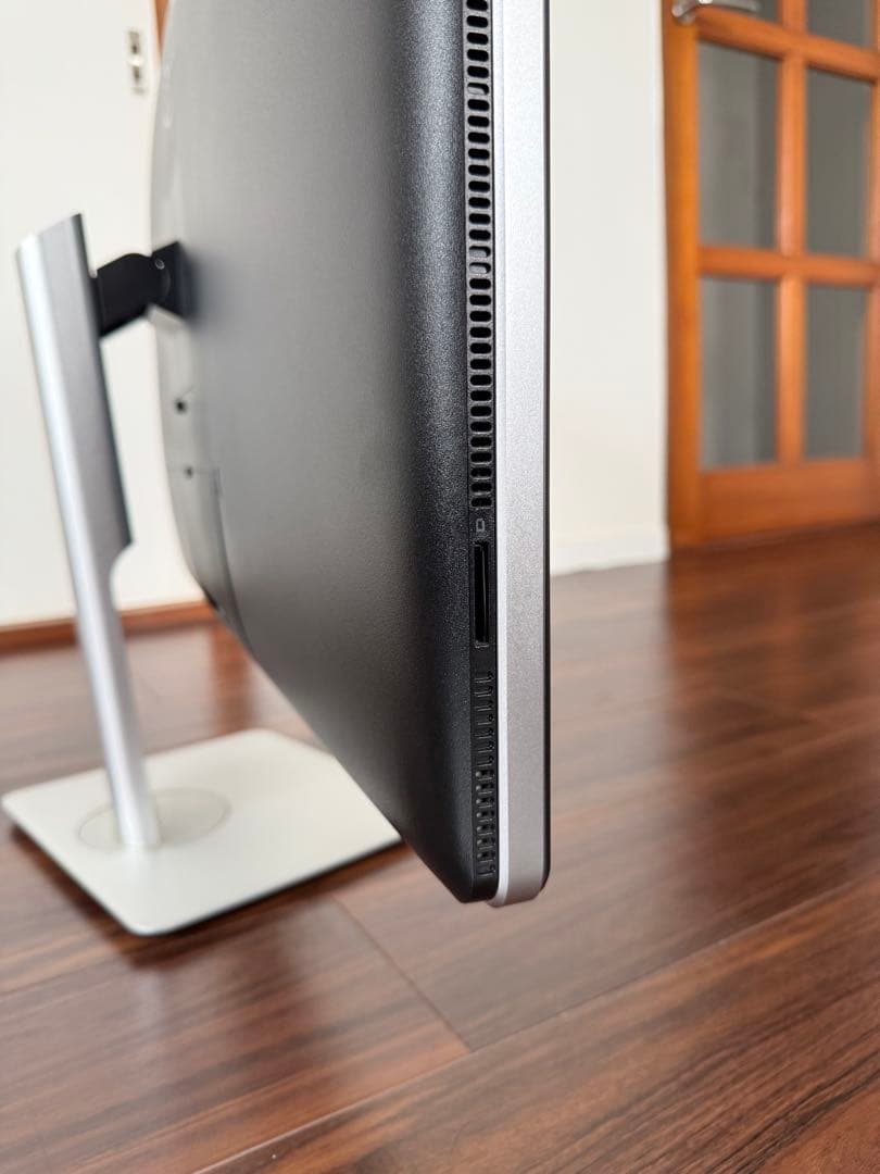 Dell UP3216Q 31.5インチ 4Kハイエンドモニター USBハブ