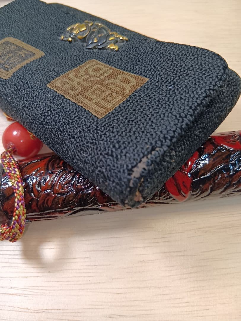 煙草入れ相良刺繍天女前金具／天女漆煙管筒