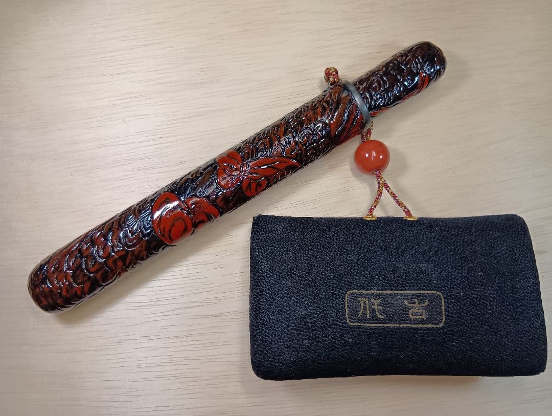 煙草入れ相良刺繍天女前金具／天女漆煙管筒