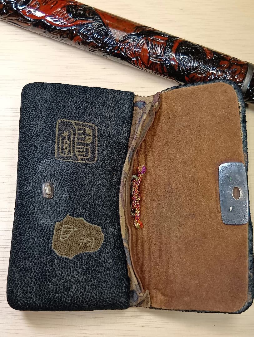 煙草入れ相良刺繍天女前金具／天女漆煙管筒