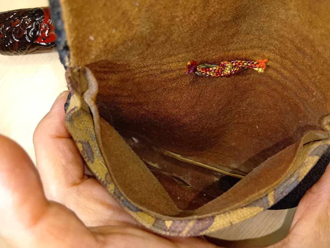 煙草入れ相良刺繍天女前金具／天女漆煙管筒