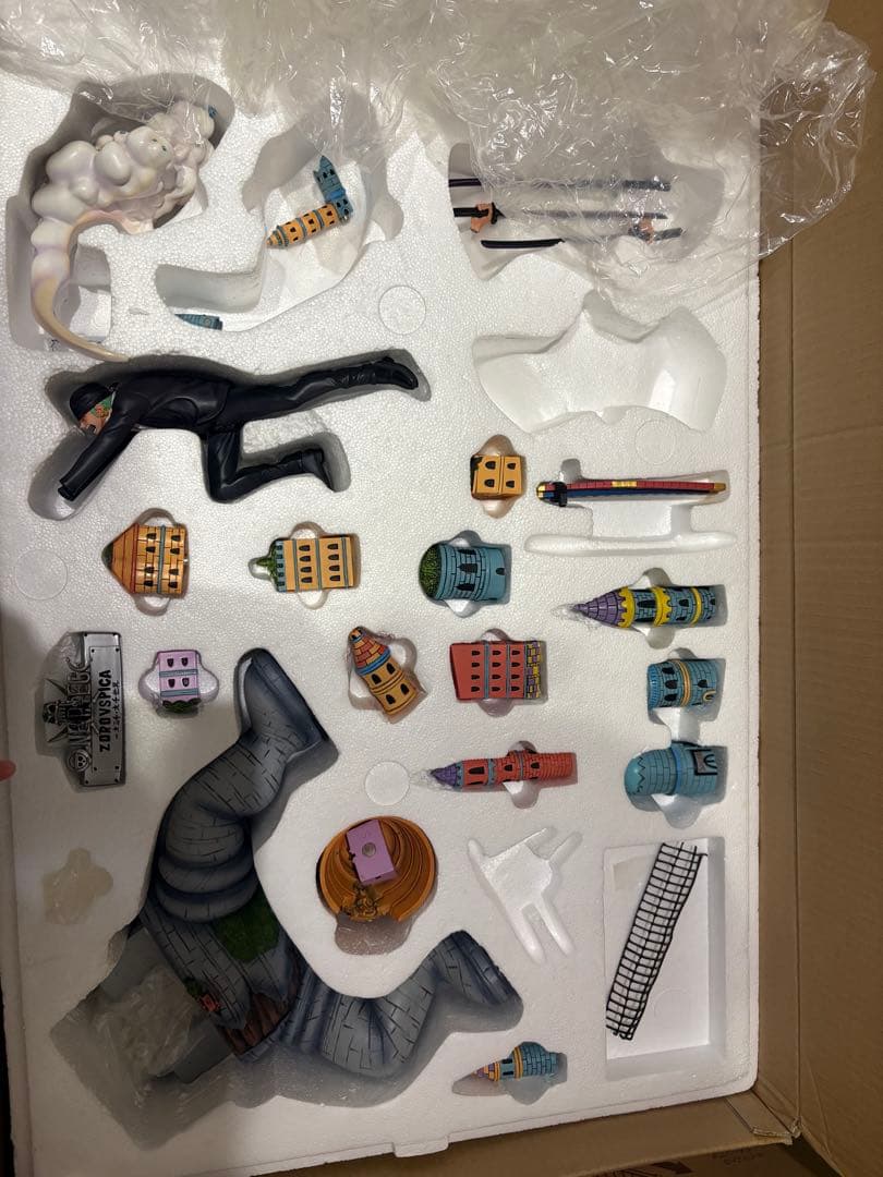 希少　超巨大　ワンピース　海外フィギュア　ゾロ　vs ピーカ