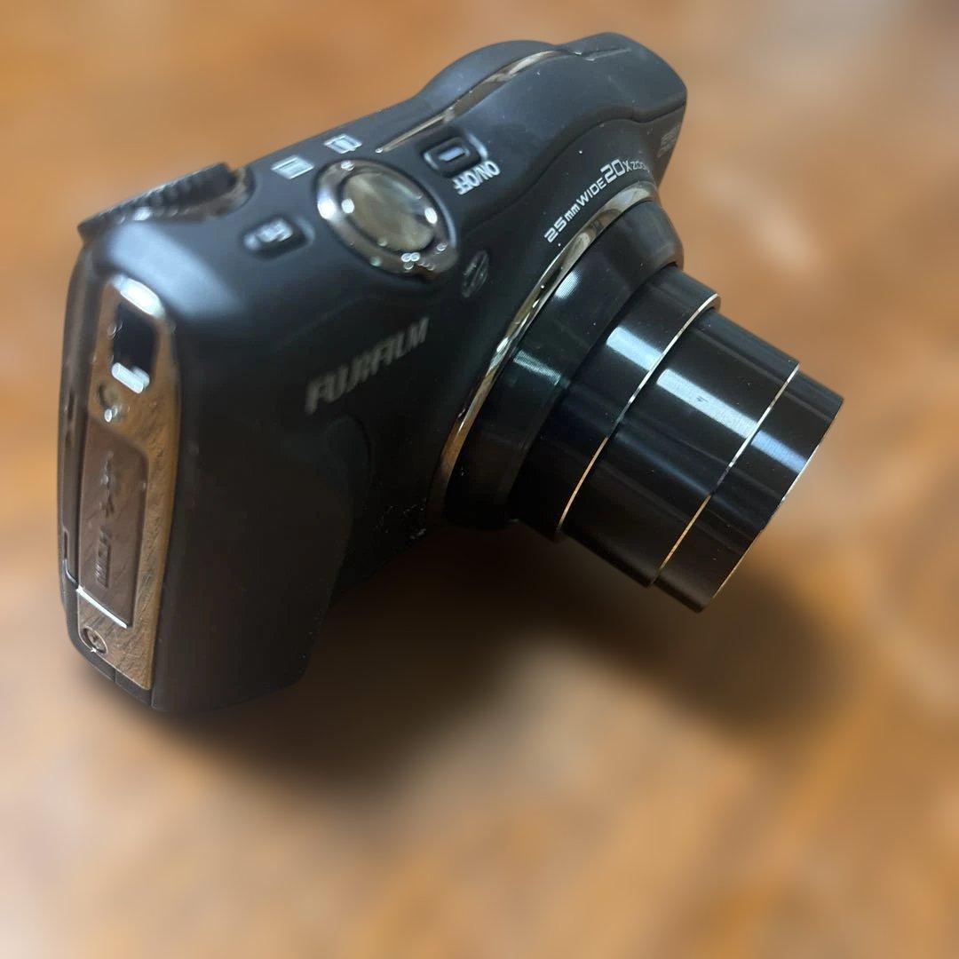 Fujifilm EXR 16メガピクセル コンパクトデジタルカメラ　F750？