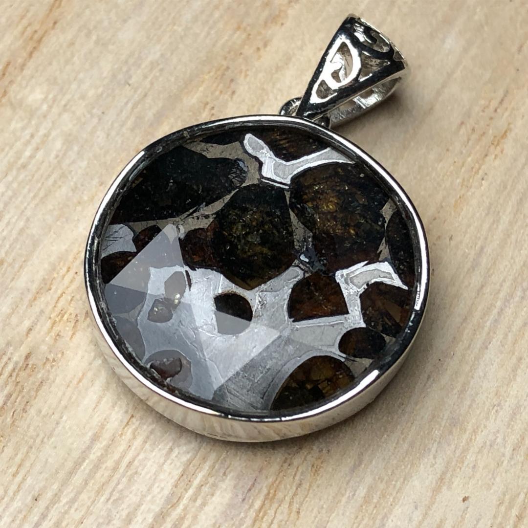 パラサイト隕石　アルタイ隕石 ペンダントトップ　隕石　2点 重さ約8ｇ　共箱