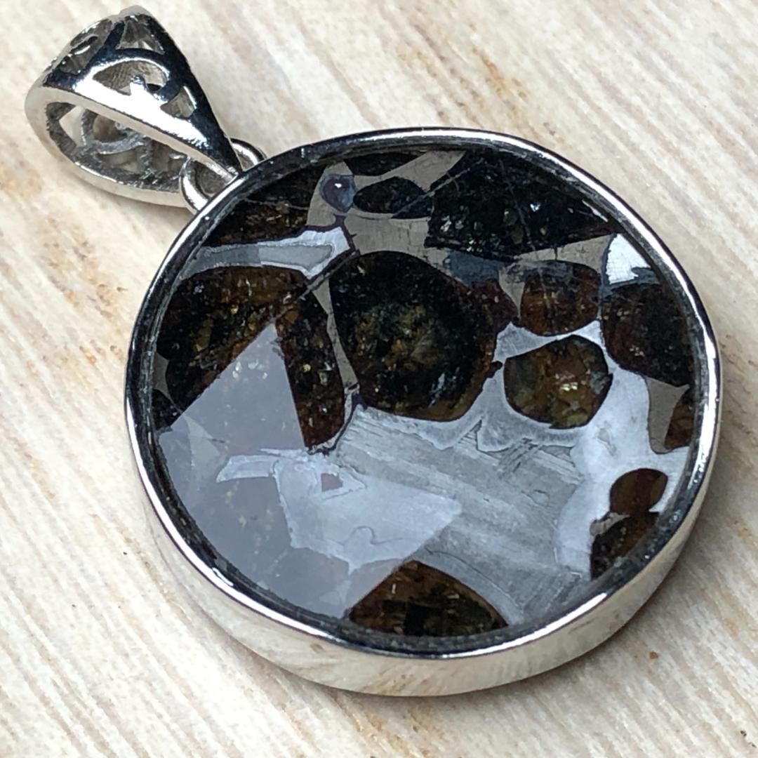 パラサイト隕石　アルタイ隕石 ペンダントトップ　隕石　2点 重さ約8ｇ　共箱