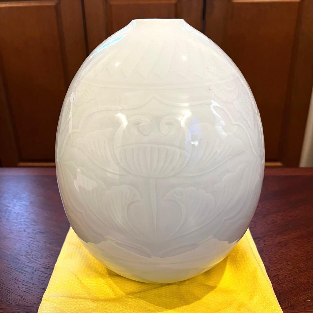 白磁彫　壺　松尾重利造