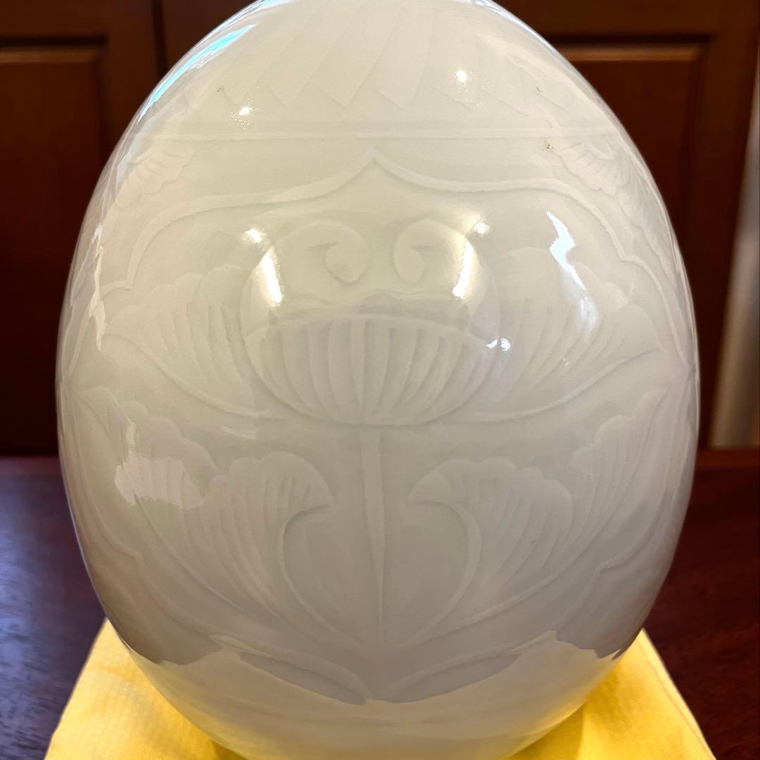 白磁彫　壺　松尾重利造