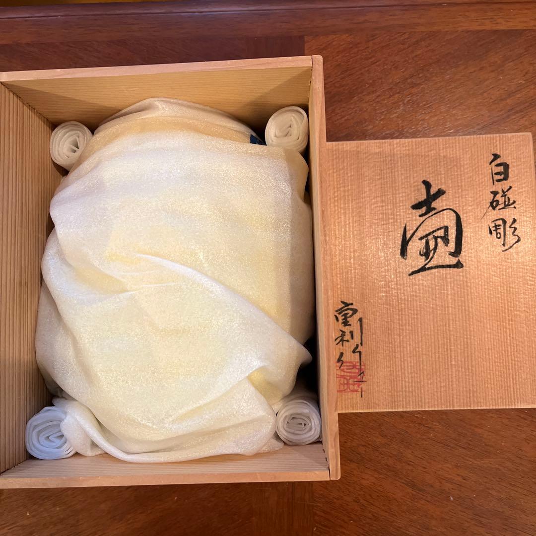 白磁彫　壺　松尾重利造