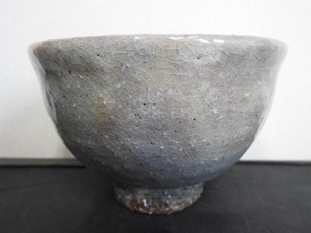 三輪敏之造　萩茶碗　共箱　MA493