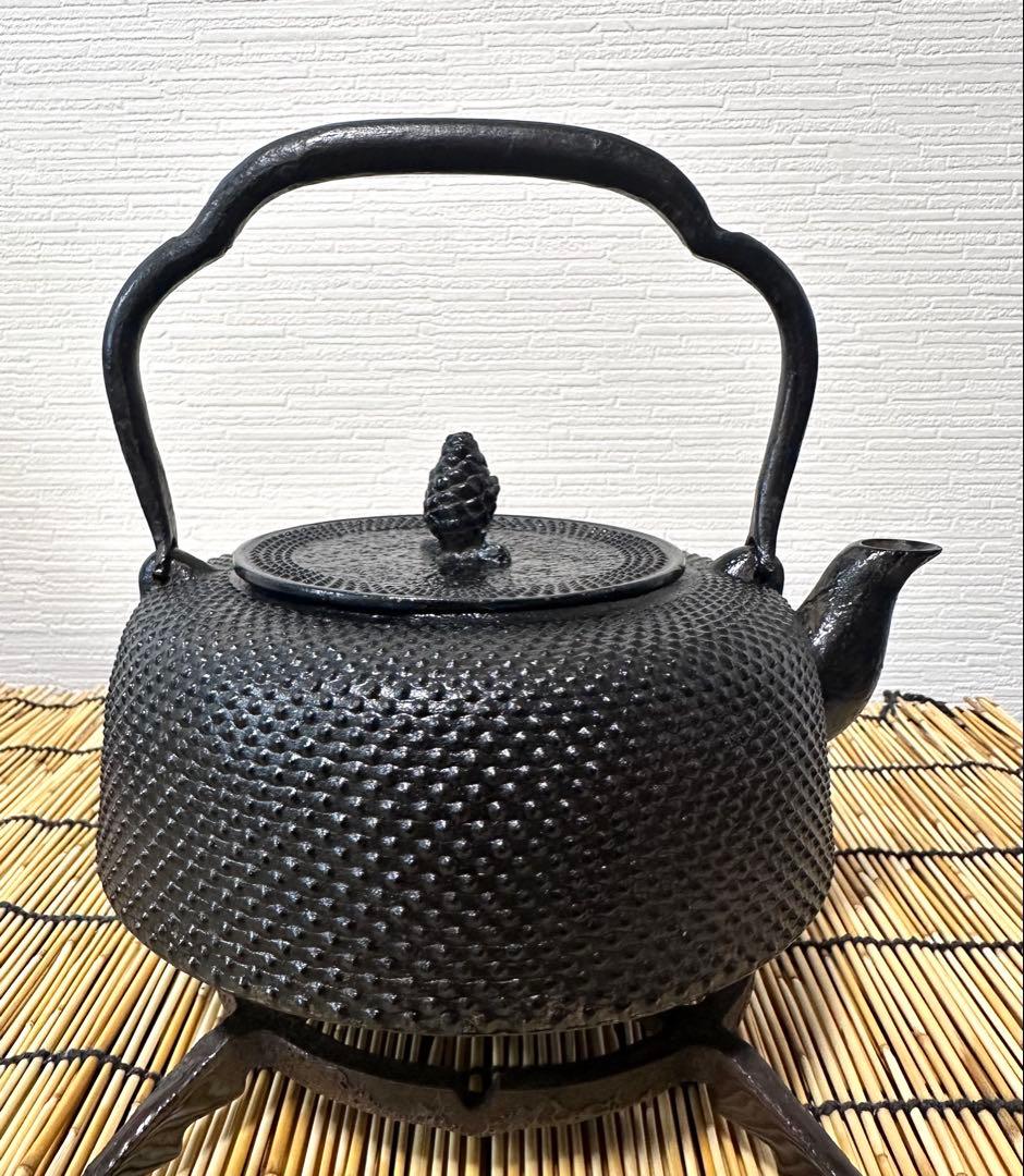 未使用品、供箱、付属品付　南部岩鋳造　１８型万代アラレ　南部鉄瓶　南部鉄器