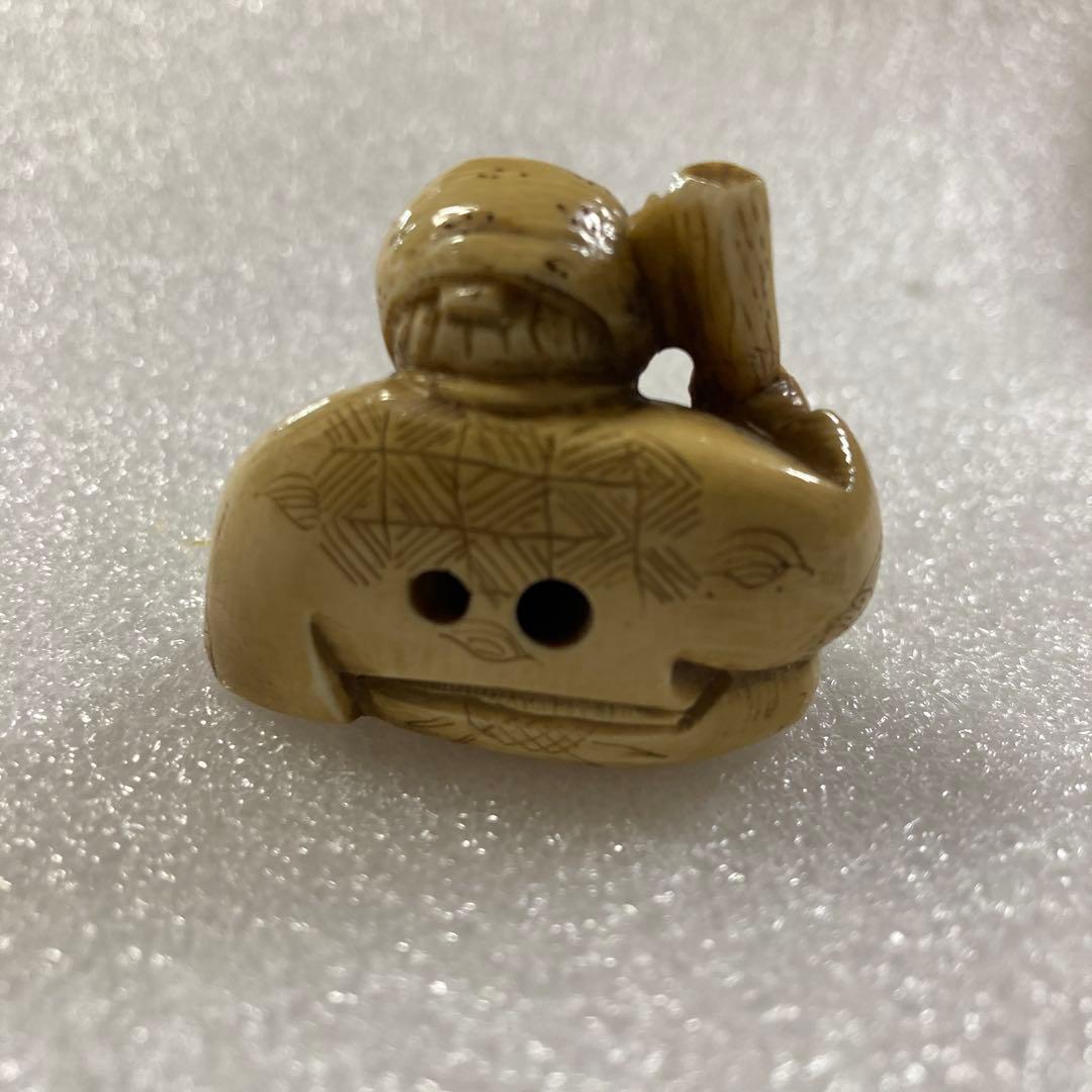 極上　天然素材　薪・斧を持つ爺　彫刻　根付 提げ物　置物