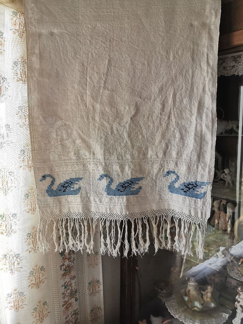 アンティークイタリア ダマスク織地模様リネン 水色のスワン クロスステッチ刺繍