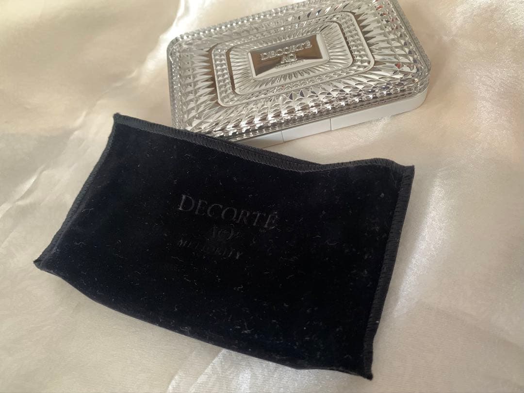 AQ ミリオリティ トリートメント パウダーファンデーション　300