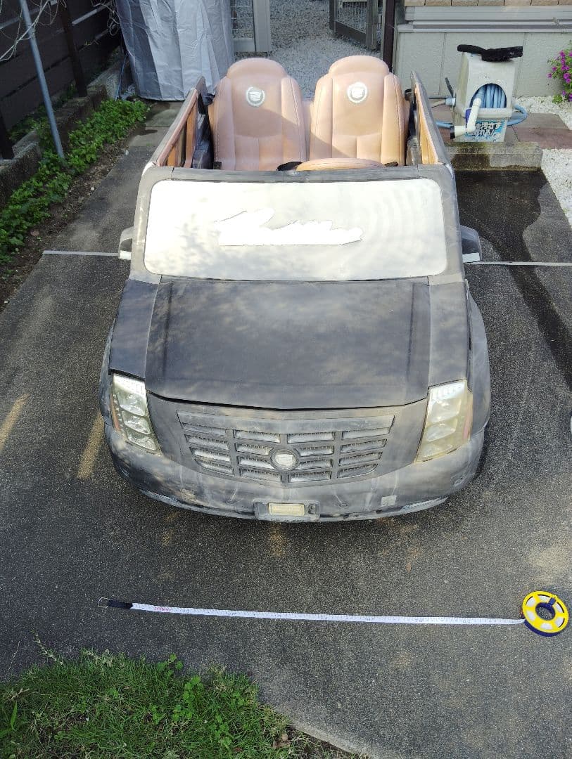 ２人乗りの外車の子供用電動カー、キャデラック エスカレード