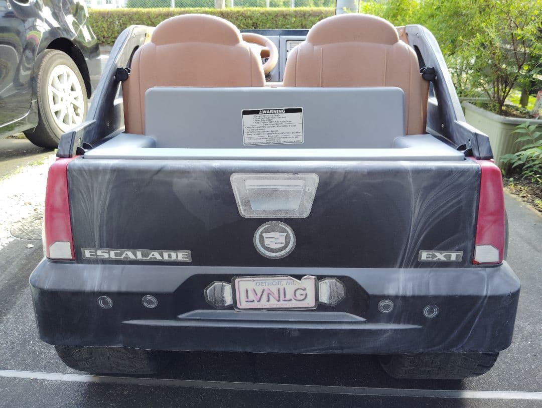 ２人乗りの外車の子供用電動カー、キャデラック エスカレード