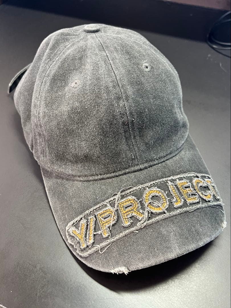 ウ*ニ様 Y/PROJECT 定番 ロゴ刺繍ダメージ加工キャップ