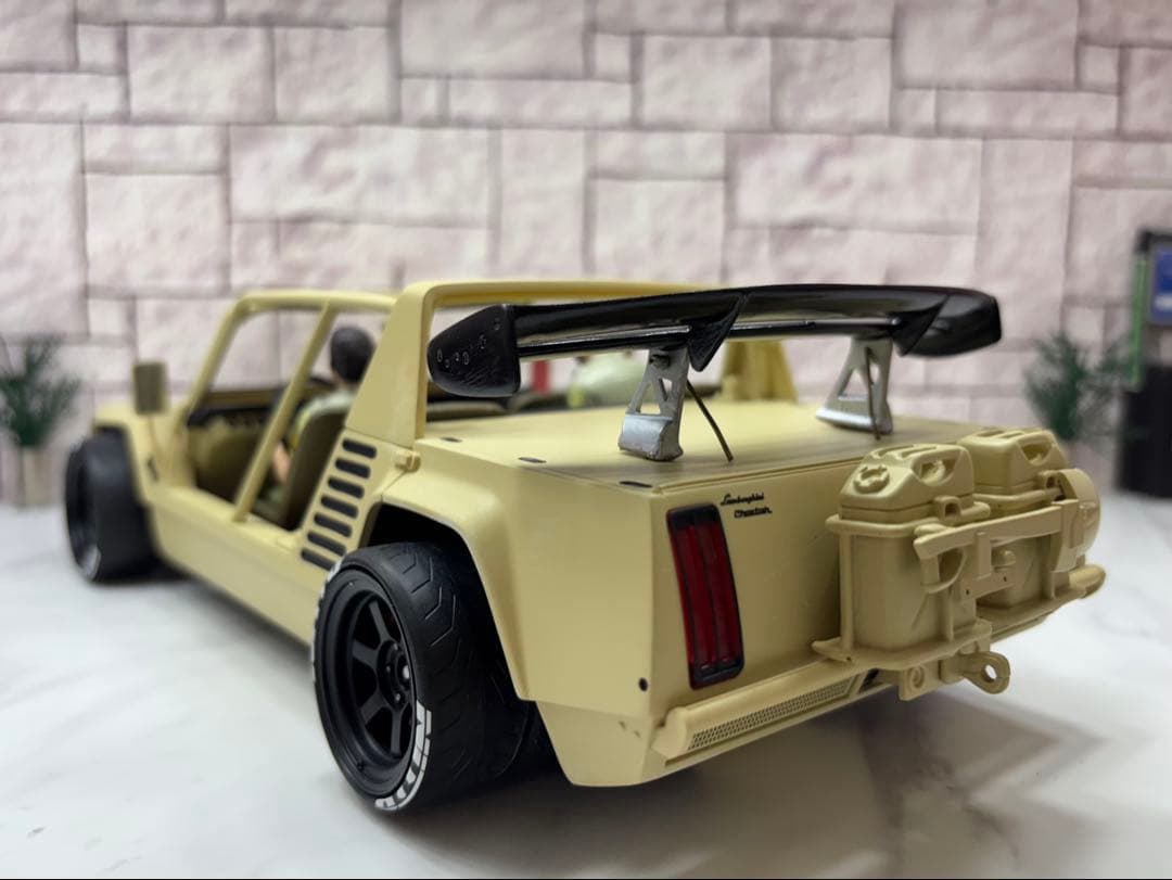 1/18ミニカー ランボルギーニ チーター　カスタム　フィギュア2体付き
