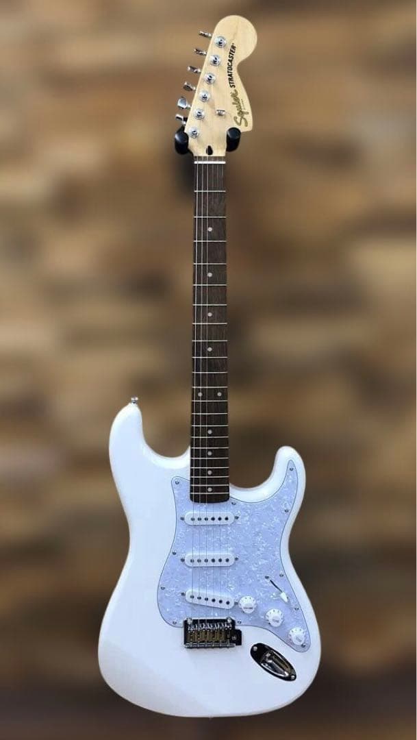 【美品】　エレキギター　 Squier（スクワイヤー）　ストラトタイプ　ホワイト