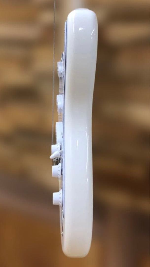 【美品】　エレキギター　 Squier（スクワイヤー）　ストラトタイプ　ホワイト