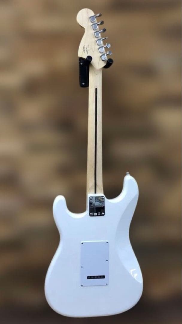 【美品】　エレキギター　 Squier（スクワイヤー）　ストラトタイプ　ホワイト