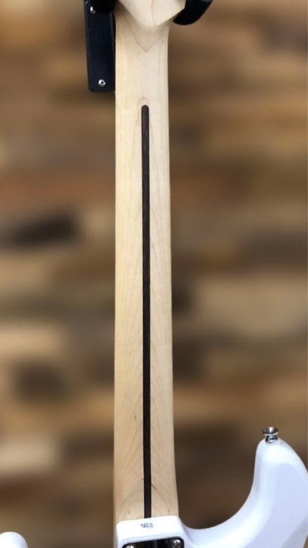 【美品】　エレキギター　 Squier（スクワイヤー）　ストラトタイプ　ホワイト