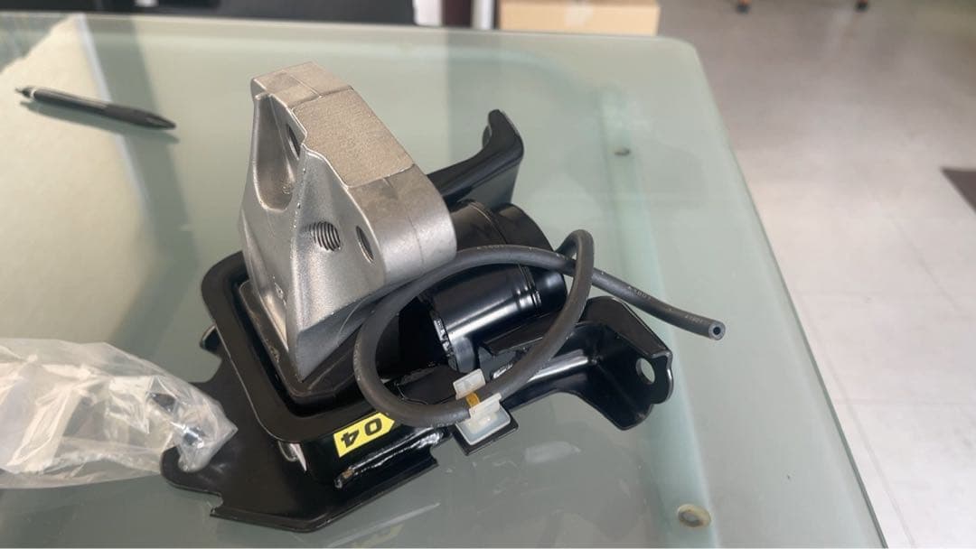 トヨタI Q 右前エンジンマウント（インシュレーター ）12305-40091