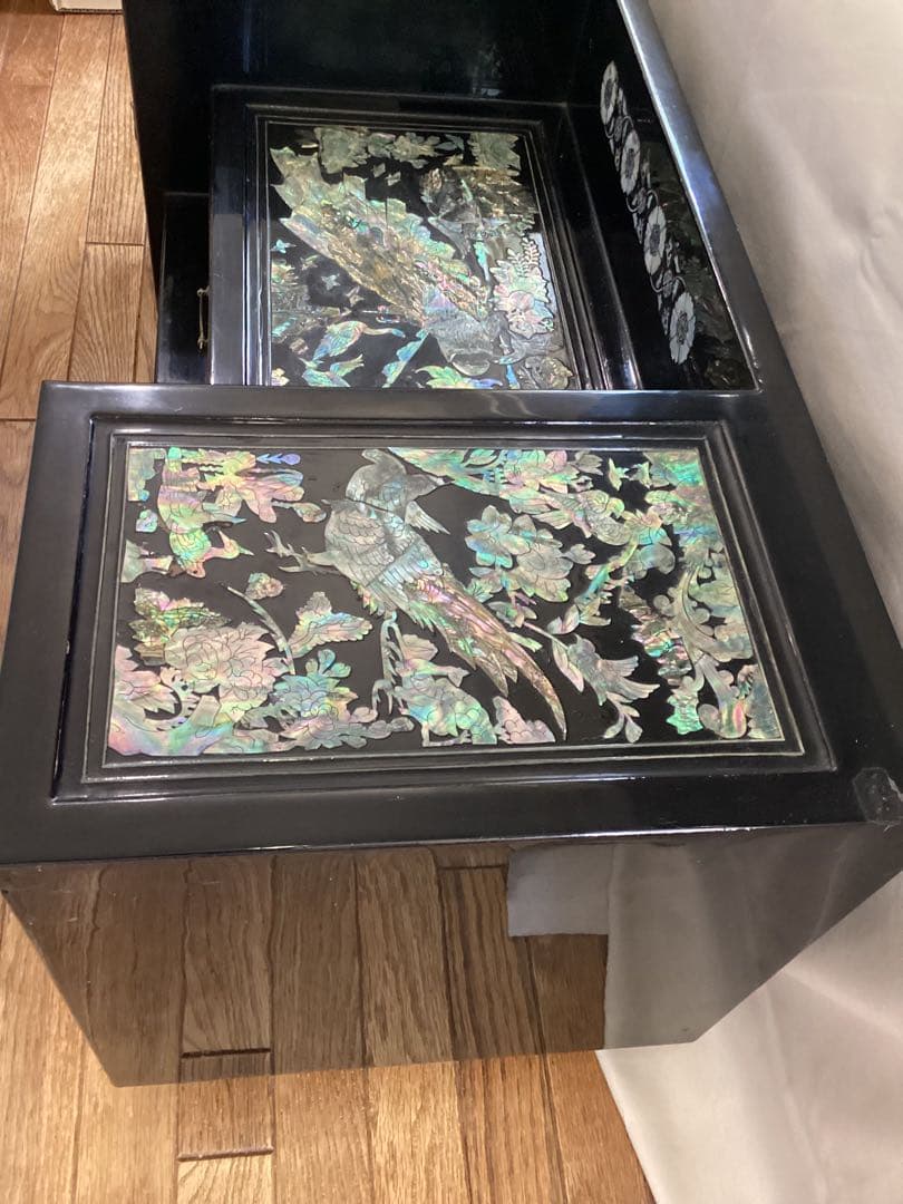 韓国伝統工芸　螺鈿細工漆塗り　青貝象嵌細工の黒木製収納家具　ヴィンテージ　希少品