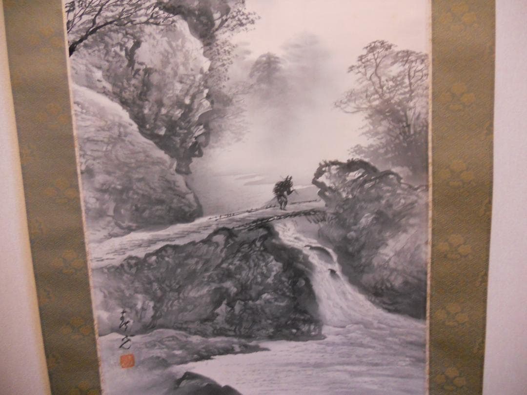 掛け軸 春光 水墨山水 絹本 希少 軸装 茶道具 掛軸 美品 です。