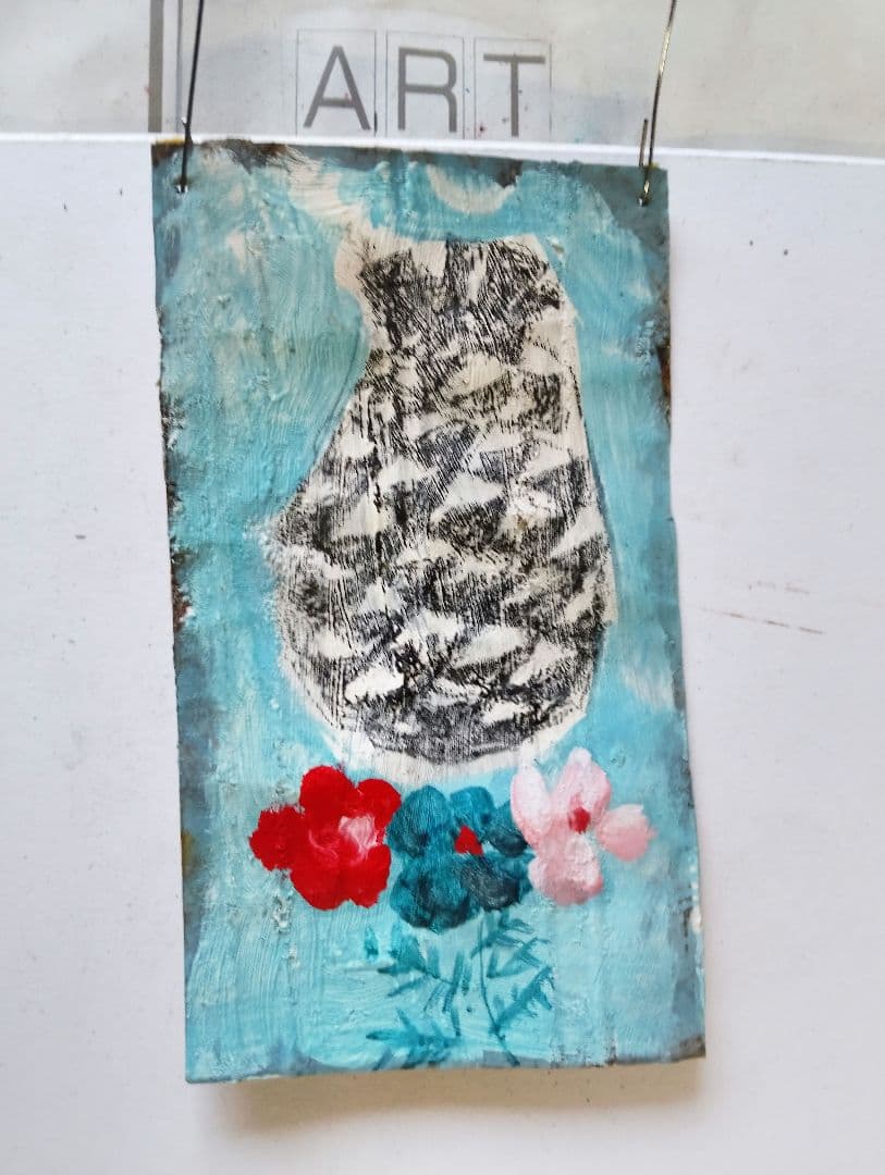 松ぼっくりと花