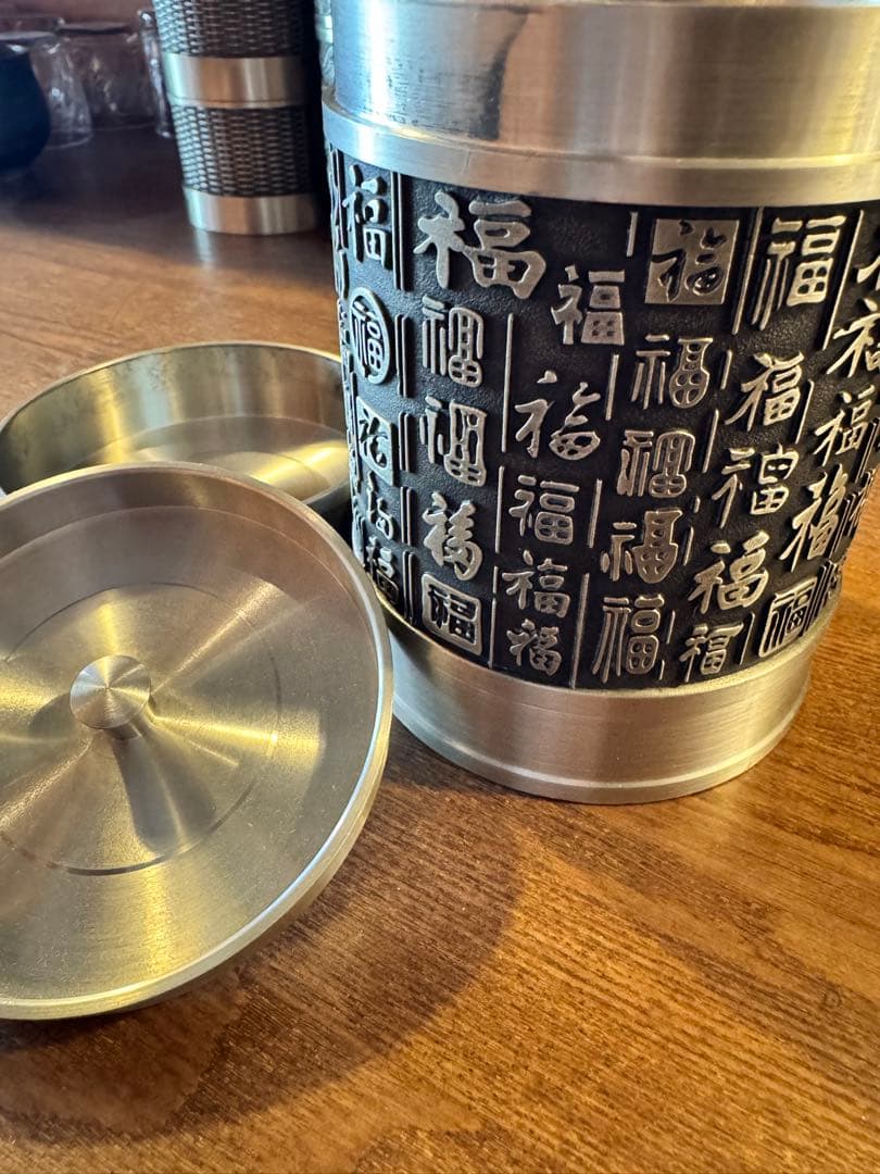 多福純錫製製円筒形茶容器 彫刻デザイン