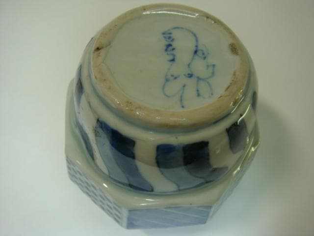 花瓶■古い伊万里 古い染付花器 手描き幾何学模様 捻子紋 八角瓶 時代物 骨董■