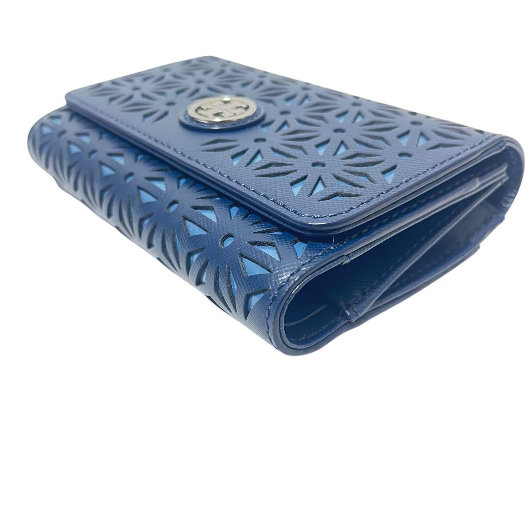 新品　ToryBurch 三つ折り財布パンチングレザー 花柄カットワーク