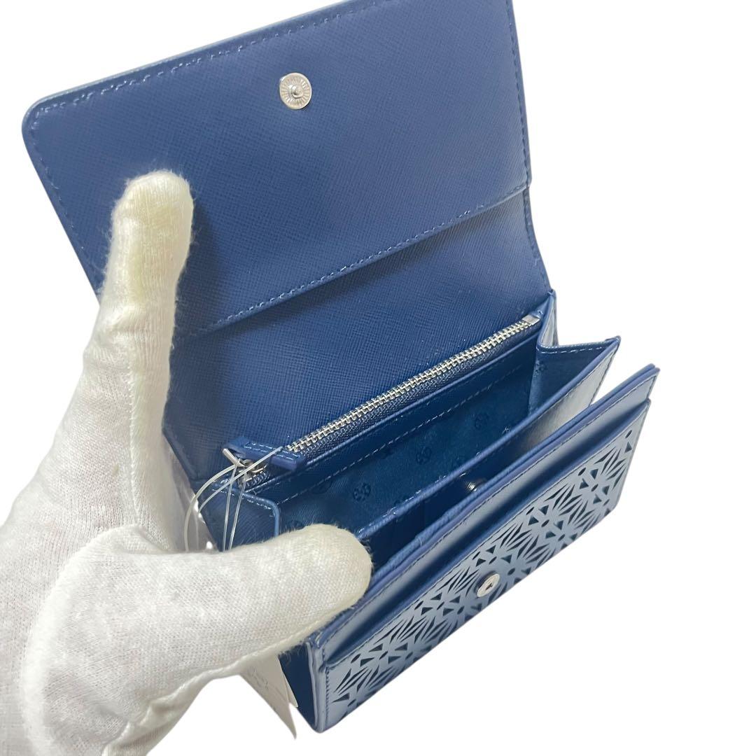 新品　ToryBurch 三つ折り財布パンチングレザー 花柄カットワーク